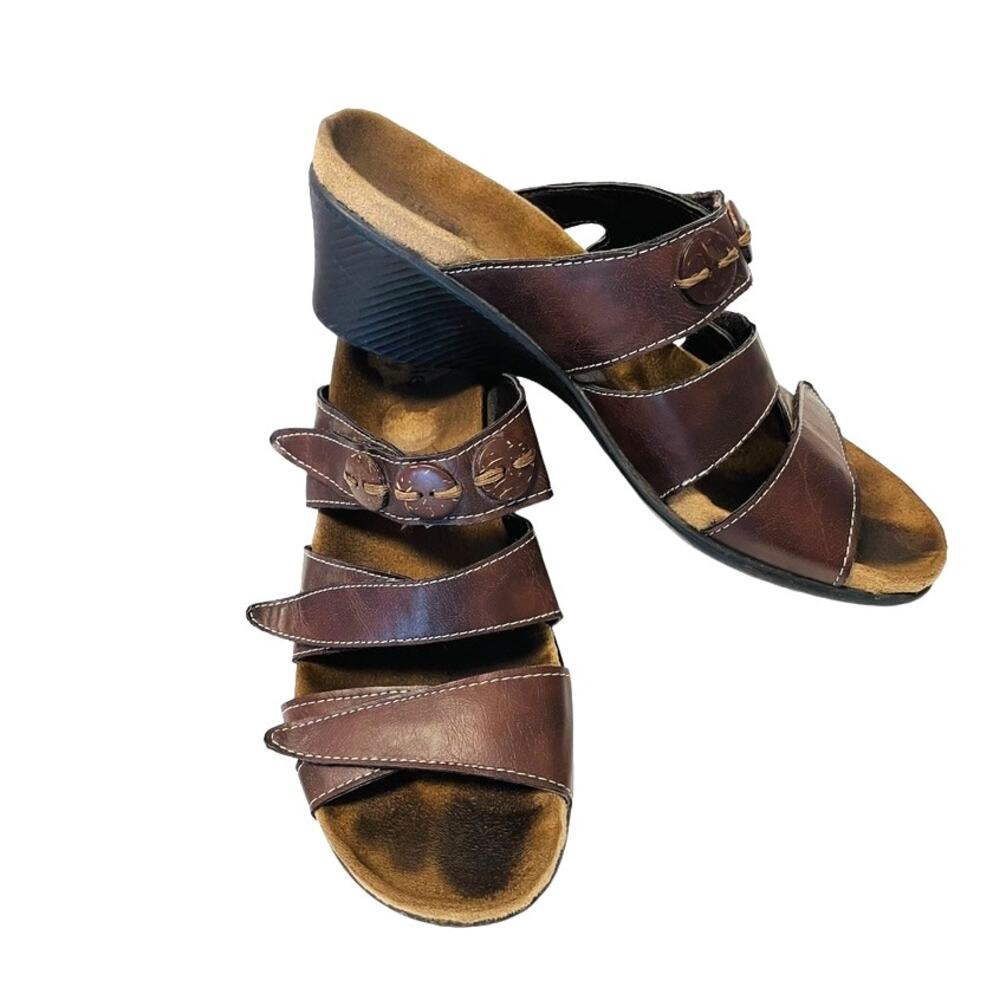 Nicole Andes Brown Slide On Faux Leather Sandals Heels Wooden Button Size 8M